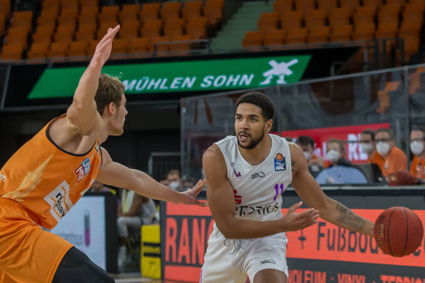 场上形成了 场上形成了